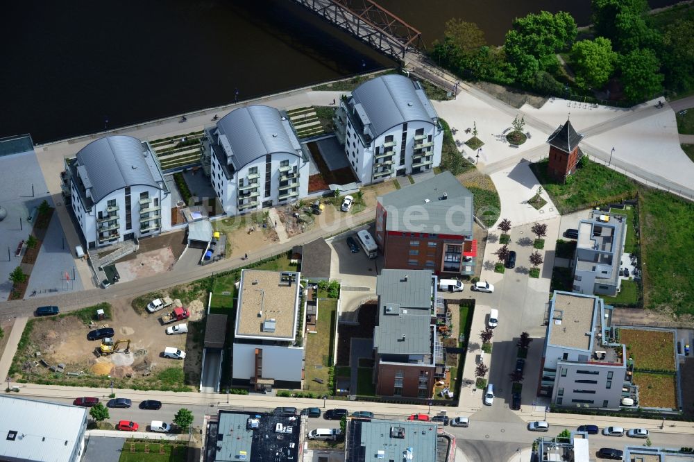 Magdeburg aus der Vogelperspektive: Baustelle einer Neubau - Siedlung mit Mehrfamilienhäusern im Entwicklungsgebiet Elbbahnhof in Magdeburg im Bundesland Sachsen-Anhalt