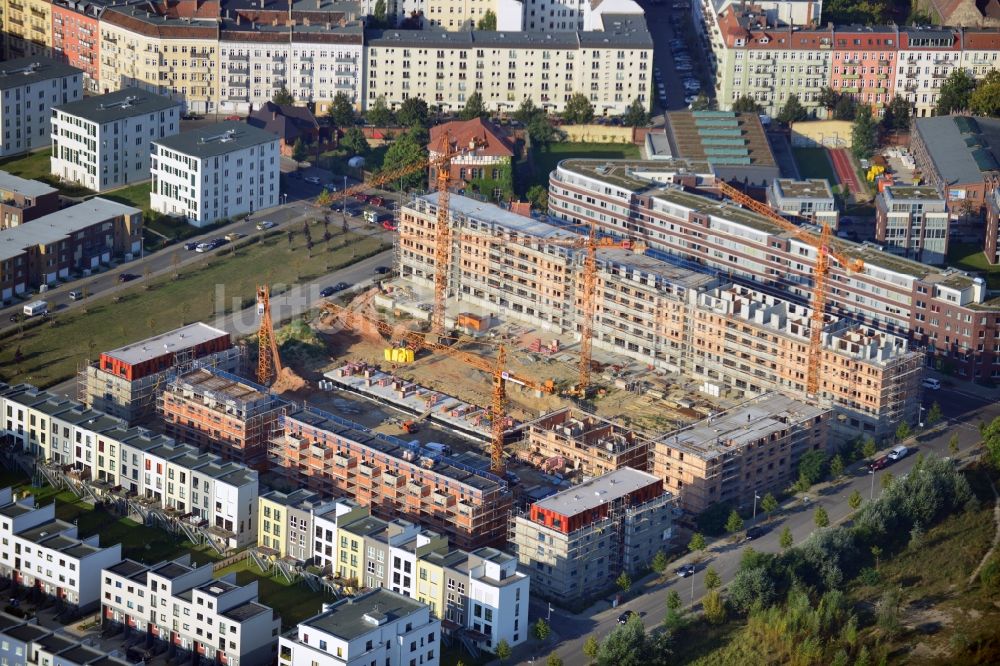 Berlin aus der Vogelperspektive: Baustelle einer Neubau- und Stadthaussiedlung auf dem Gelände des Alten Schlachthofes in der Thaerstraße im Bezirk Friedrichshain in Berlin