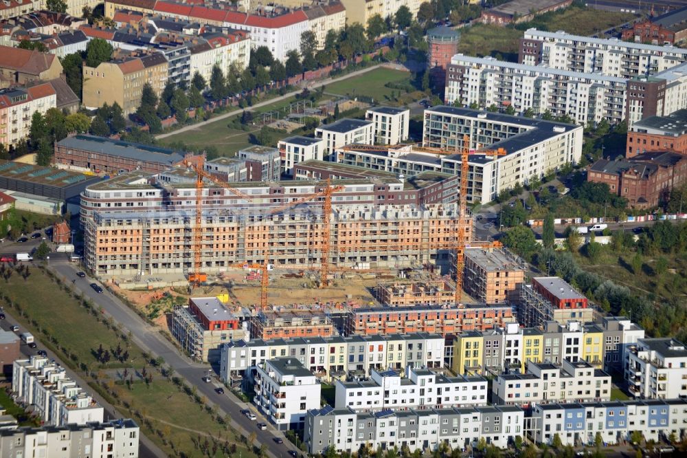 Luftaufnahme Berlin - Baustelle einer Neubau- und Stadthaussiedlung auf dem Gelände des Alten Schlachthofes in der Thaerstraße im Bezirk Friedrichshain in Berlin