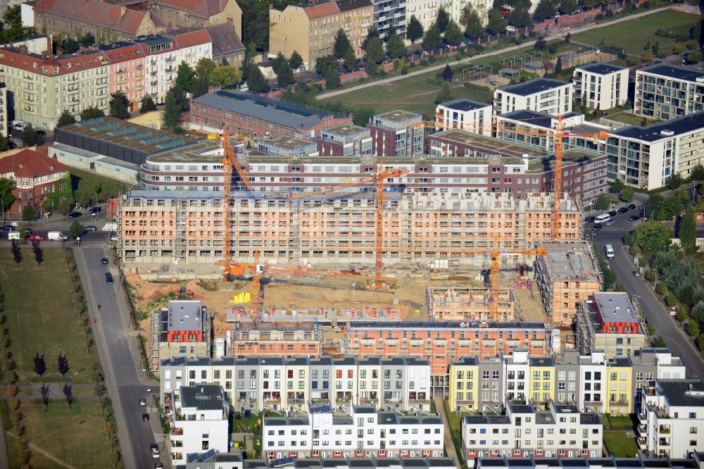 Berlin von oben - Baustelle einer Neubau- und Stadthaussiedlung auf dem Gelände des Alten Schlachthofes in der Thaerstraße im Bezirk Friedrichshain in Berlin