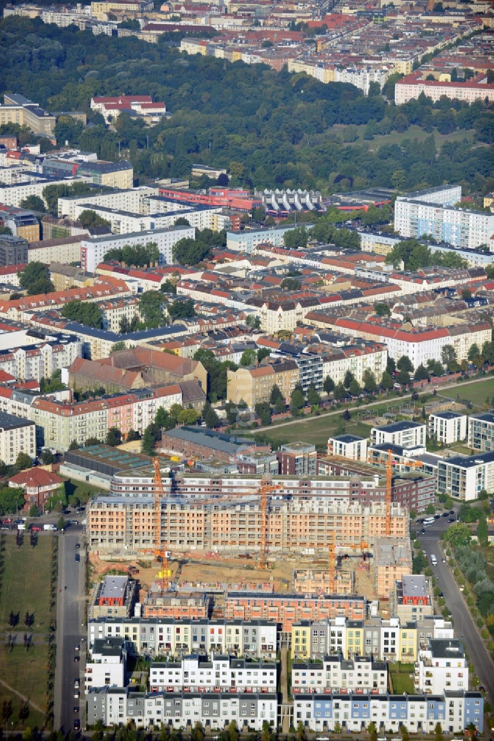 Berlin aus der Vogelperspektive: Baustelle einer Neubau- und Stadthaussiedlung auf dem Gelände des Alten Schlachthofes in der Thaerstraße im Bezirk Friedrichshain in Berlin