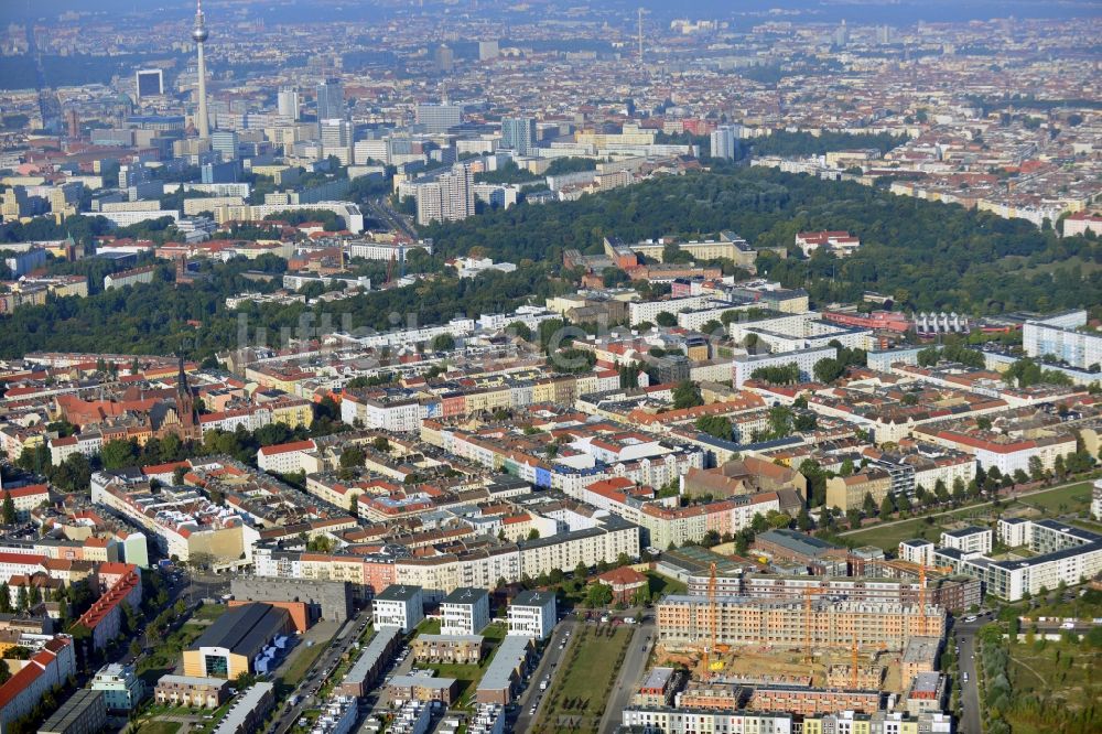 Luftbild Berlin - Baustelle einer Neubau- und Stadthaussiedlung auf dem Gelände des Alten Schlachthofes in der Thaerstraße im Bezirk Friedrichshain in Berlin