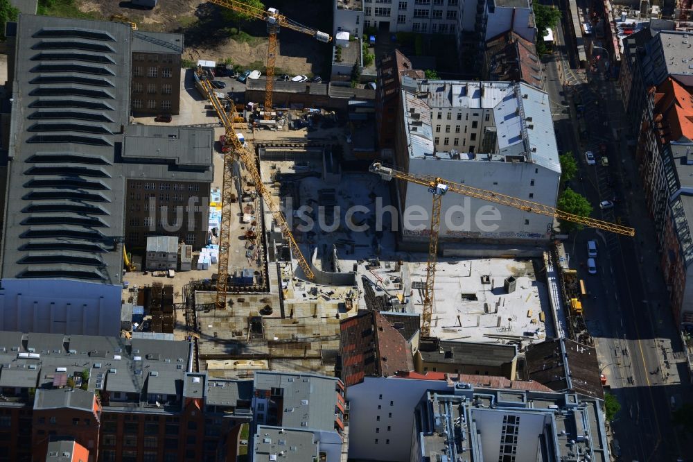 Luftbild Berlin Mitte - Baustelle für den Neubau eines Titanic Hotel an der Chausseestraße - Zinnowitzer Straße in Berlin - Mitte