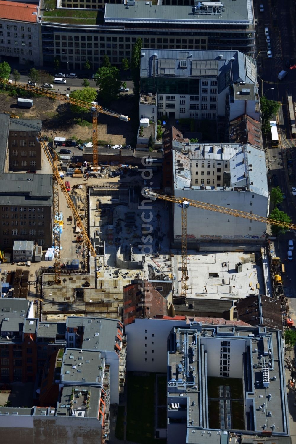 Berlin Mitte von oben - Baustelle für den Neubau eines Titanic Hotel an der Chausseestraße - Zinnowitzer Straße in Berlin - Mitte