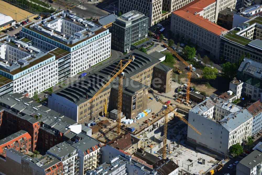 Berlin Mitte aus der Vogelperspektive: Baustelle für den Neubau eines Titanic Hotel an der Chausseestraße - Zinnowitzer Straße in Berlin - Mitte