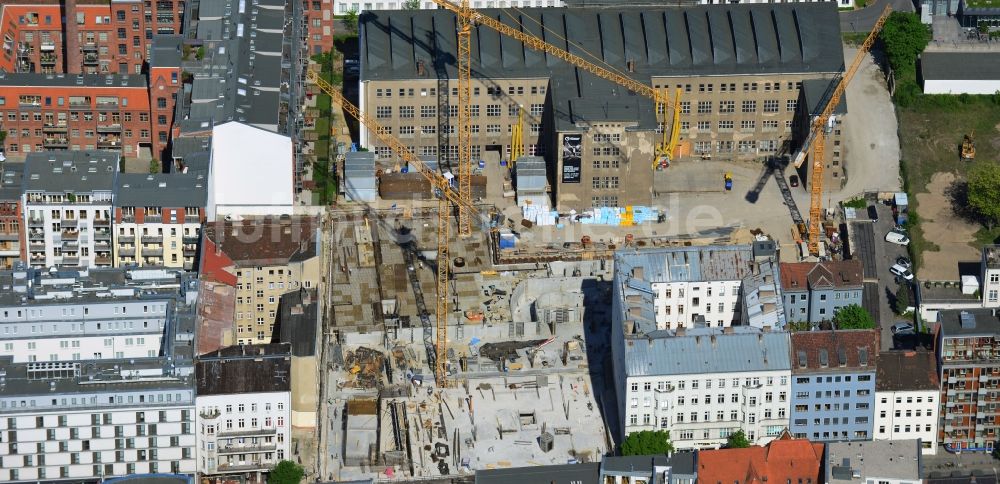 Luftaufnahme Berlin Mitte - Baustelle für den Neubau eines Titanic Hotel an der Chausseestraße - Zinnowitzer Straße in Berlin - Mitte