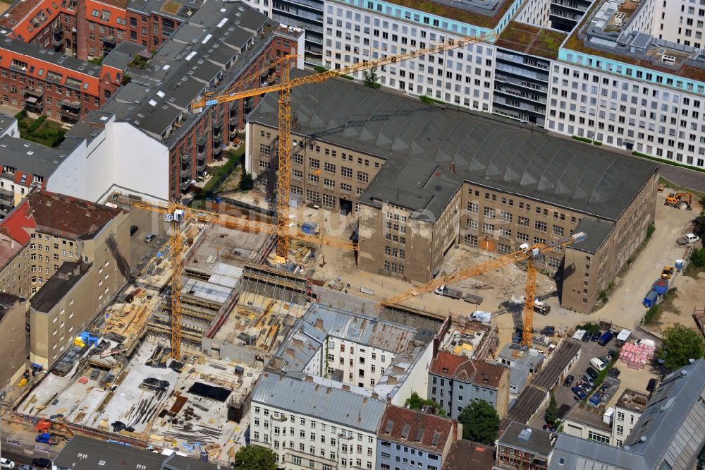 Luftaufnahme Berlin Mitte - Baustelle für den Neubau eines Titanic Hotel an der Chausseestraße - Zinnowitzer Straße in Berlin - Mitte