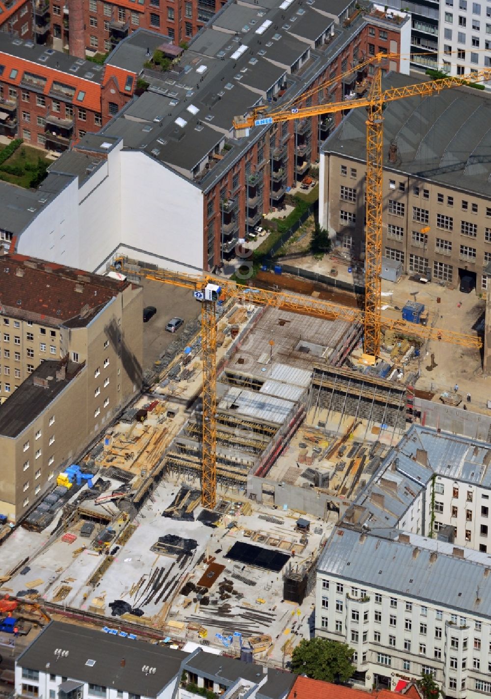 Berlin Mitte von oben - Baustelle für den Neubau eines Titanic Hotel an der Chausseestraße - Zinnowitzer Straße in Berlin - Mitte