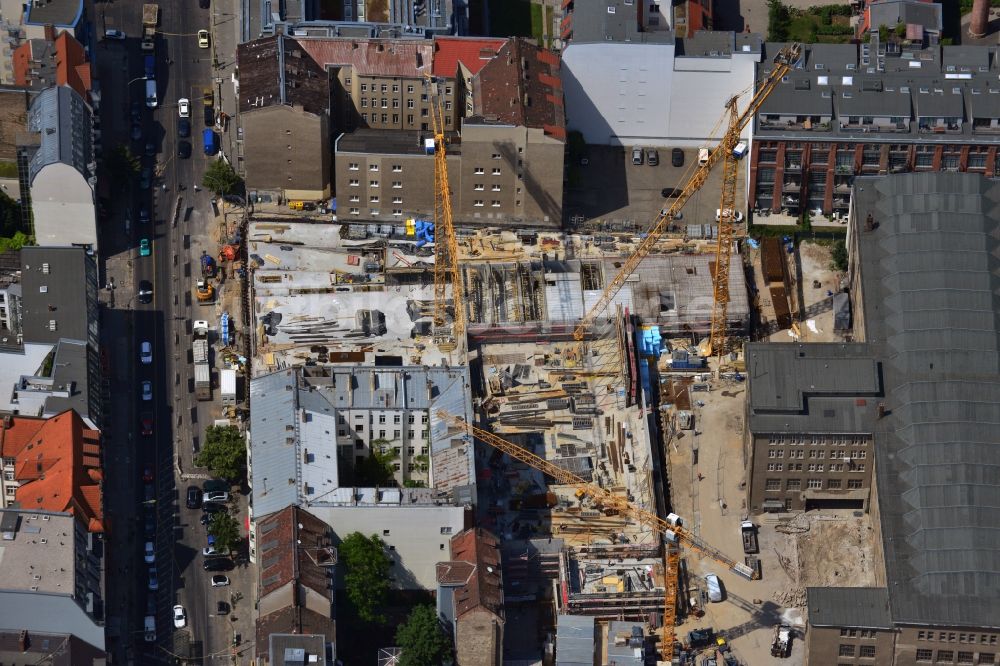 Berlin Mitte von oben - Baustelle für den Neubau eines Titanic Hotel an der Chausseestraße - Zinnowitzer Straße in Berlin - Mitte