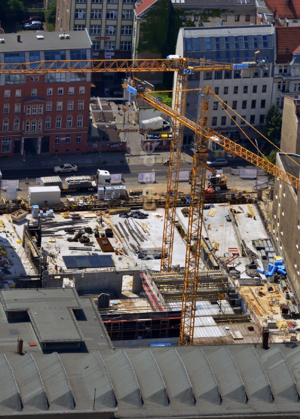 Luftaufnahme Berlin Mitte - Baustelle für den Neubau eines Titanic Hotel an der Chausseestraße - Zinnowitzer Straße in Berlin - Mitte