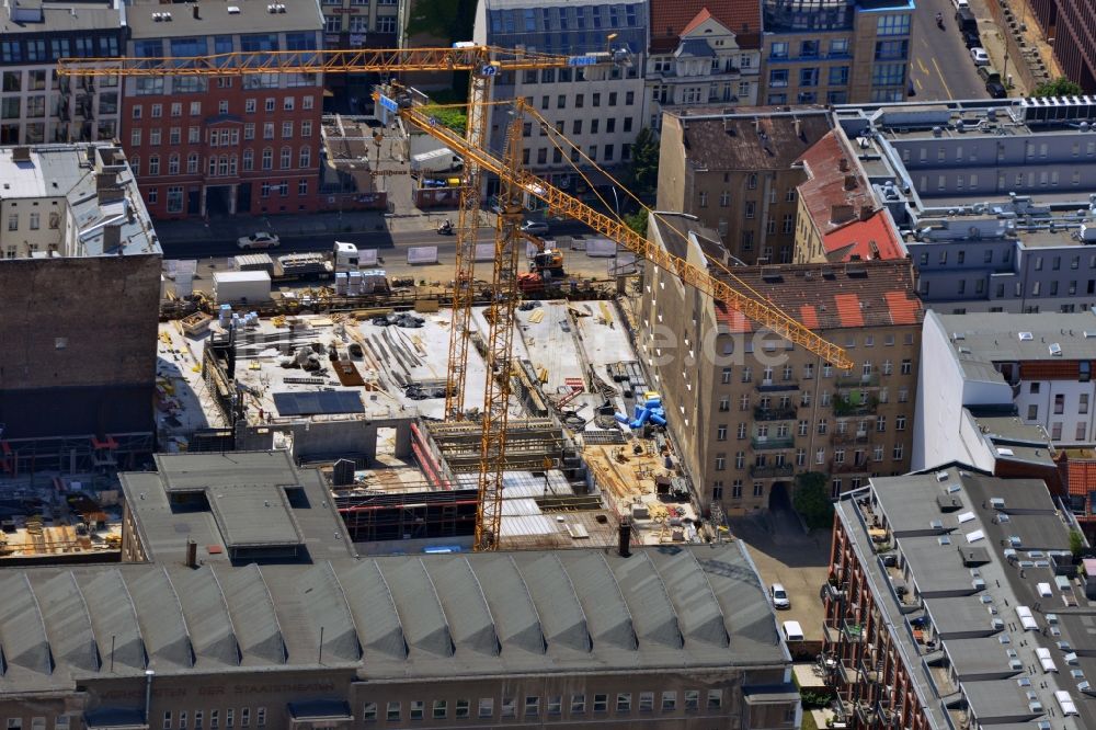 Berlin Mitte von oben - Baustelle für den Neubau eines Titanic Hotel an der Chausseestraße - Zinnowitzer Straße in Berlin - Mitte