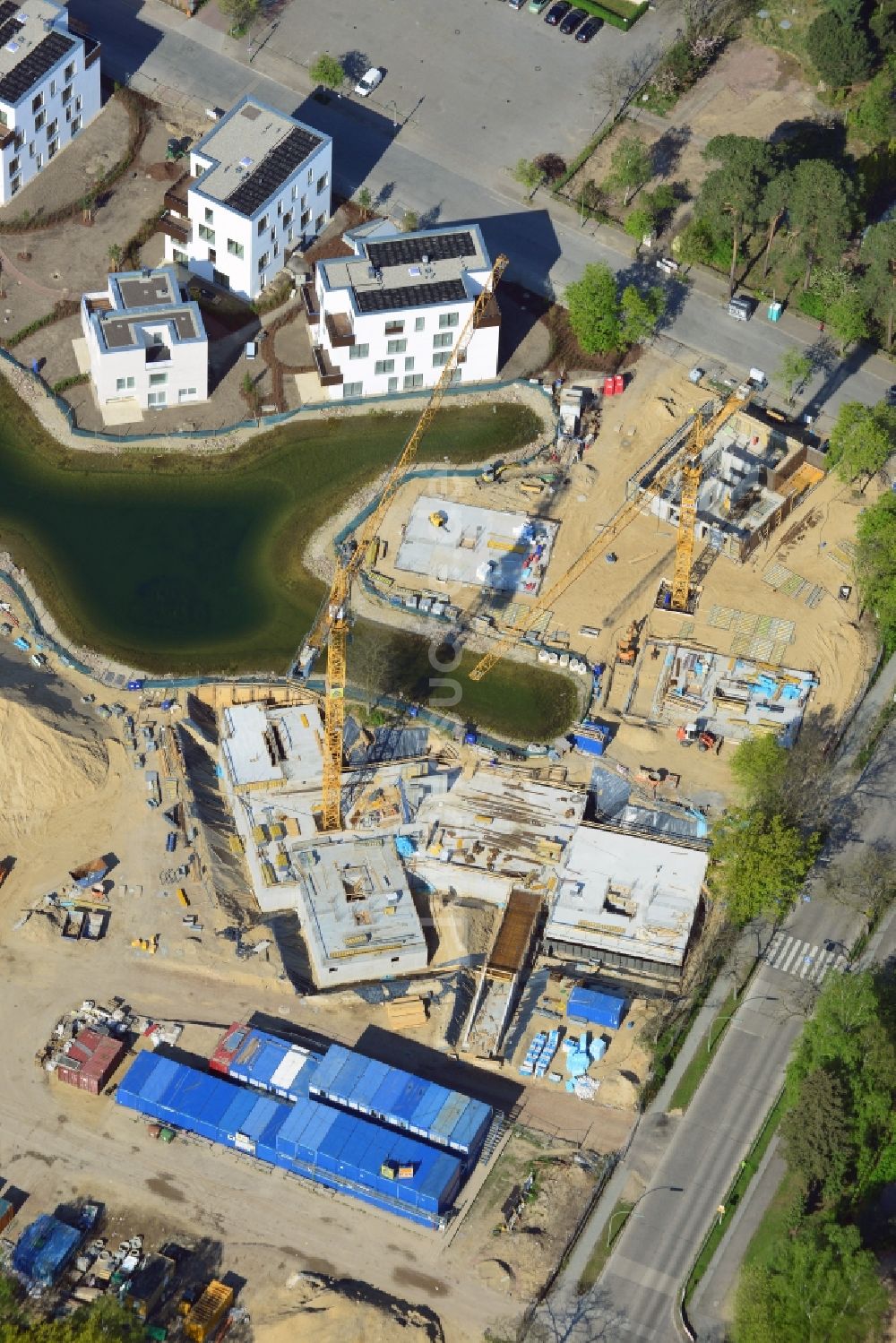 Berlin aus der Vogelperspektive: Baustelle Neubau Wohnanlage Fünf Morgen Dahlem Urban Village der STOFANEL Gruppe in Berlin - Dahlem