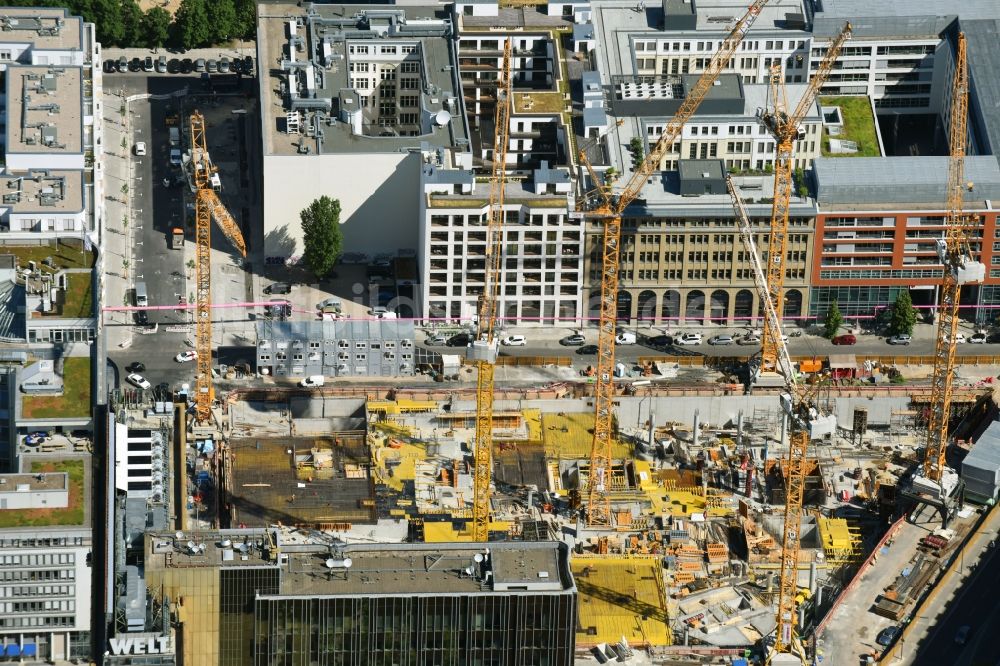 Berlin aus der Vogelperspektive: Baustelle des Neubaus Axel Springer Campus - OMA an der Krausenstraße - Schützenstraße in Berlin