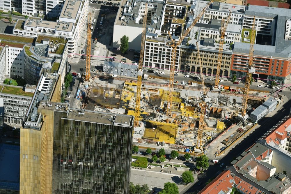 Berlin aus der Vogelperspektive: Baustelle des Neubaus Axel Springer Campus - OMA an der Krausenstraße - Schützenstraße in Berlin