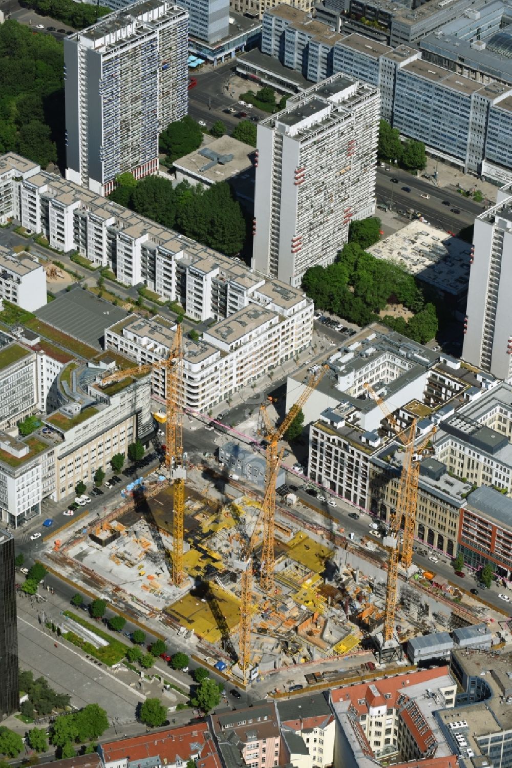 Berlin aus der Vogelperspektive: Baustelle des Neubaus Axel Springer Campus - OMA an der Krausenstraße - Schützenstraße in Berlin