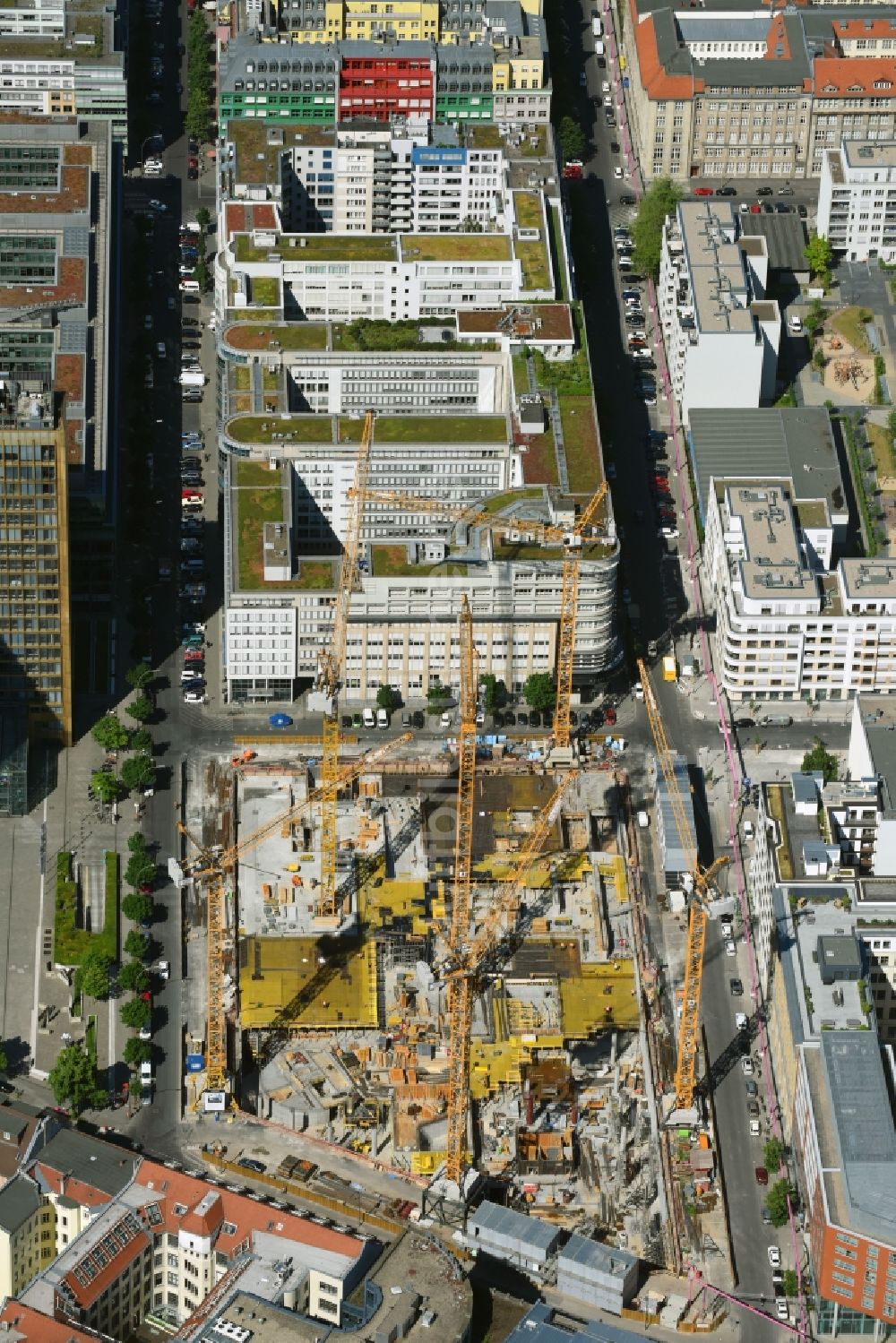 Berlin aus der Vogelperspektive: Baustelle des Neubaus Axel Springer Campus - OMA an der Krausenstraße - Schützenstraße in Berlin