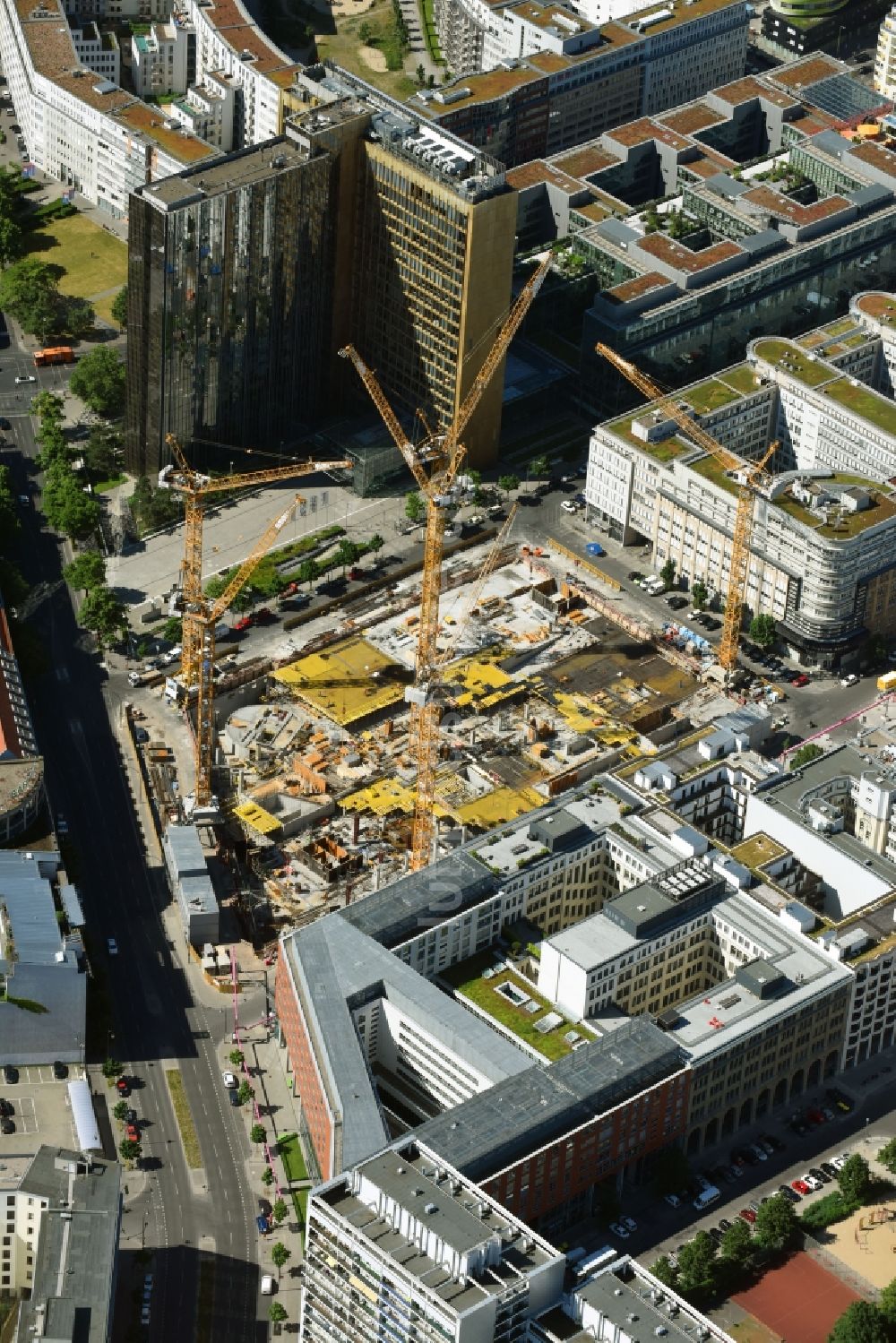 Berlin aus der Vogelperspektive: Baustelle des Neubaus Axel Springer Campus - OMA an der Krausenstraße - Schützenstraße in Berlin