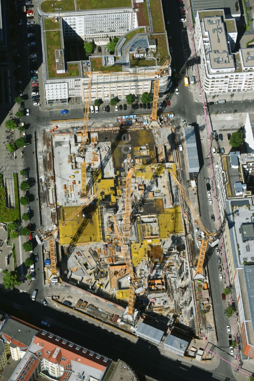 Berlin aus der Vogelperspektive: Baustelle des Neubaus Axel Springer Campus - OMA an der Krausenstraße - Schützenstraße in Berlin