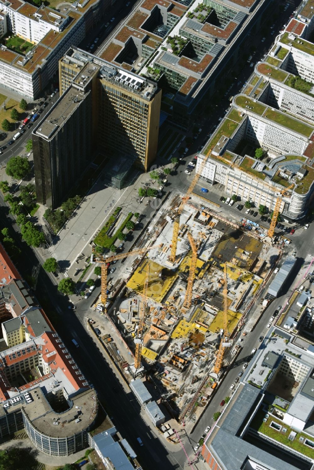 Luftaufnahme Berlin - Baustelle des Neubaus Axel Springer Campus - OMA an der Krausenstraße - Schützenstraße in Berlin