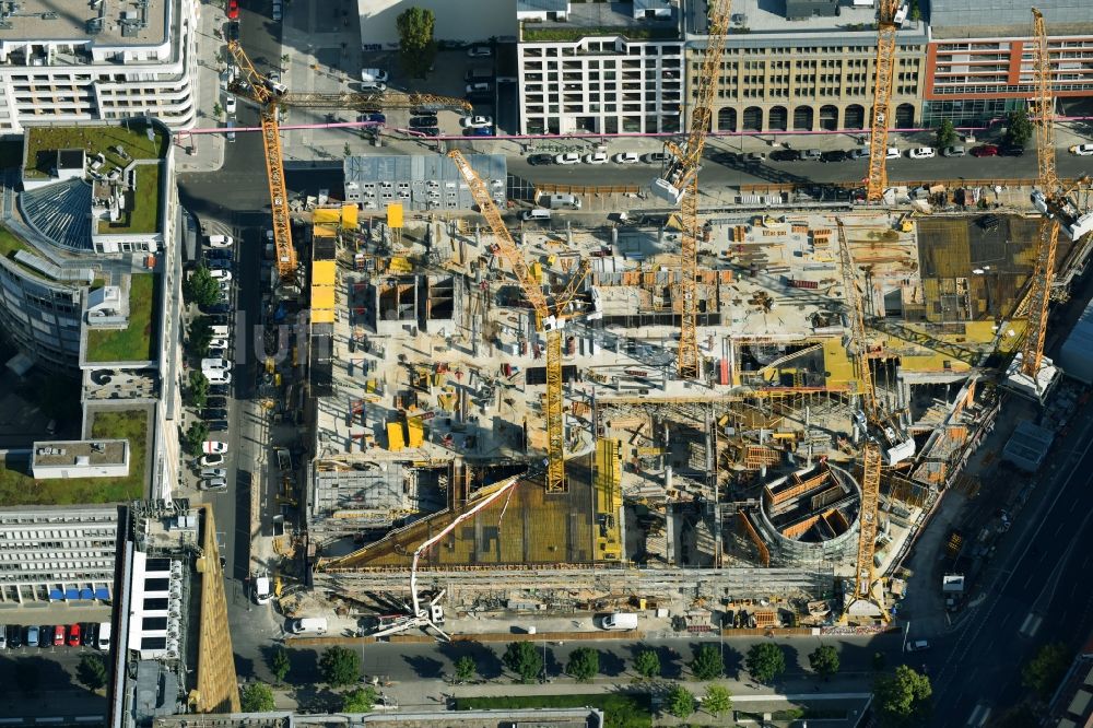 Berlin aus der Vogelperspektive: Baustelle des Neubaus Axel Springer Campus - OMA an der Krausenstraße - Schützenstraße in Berlin