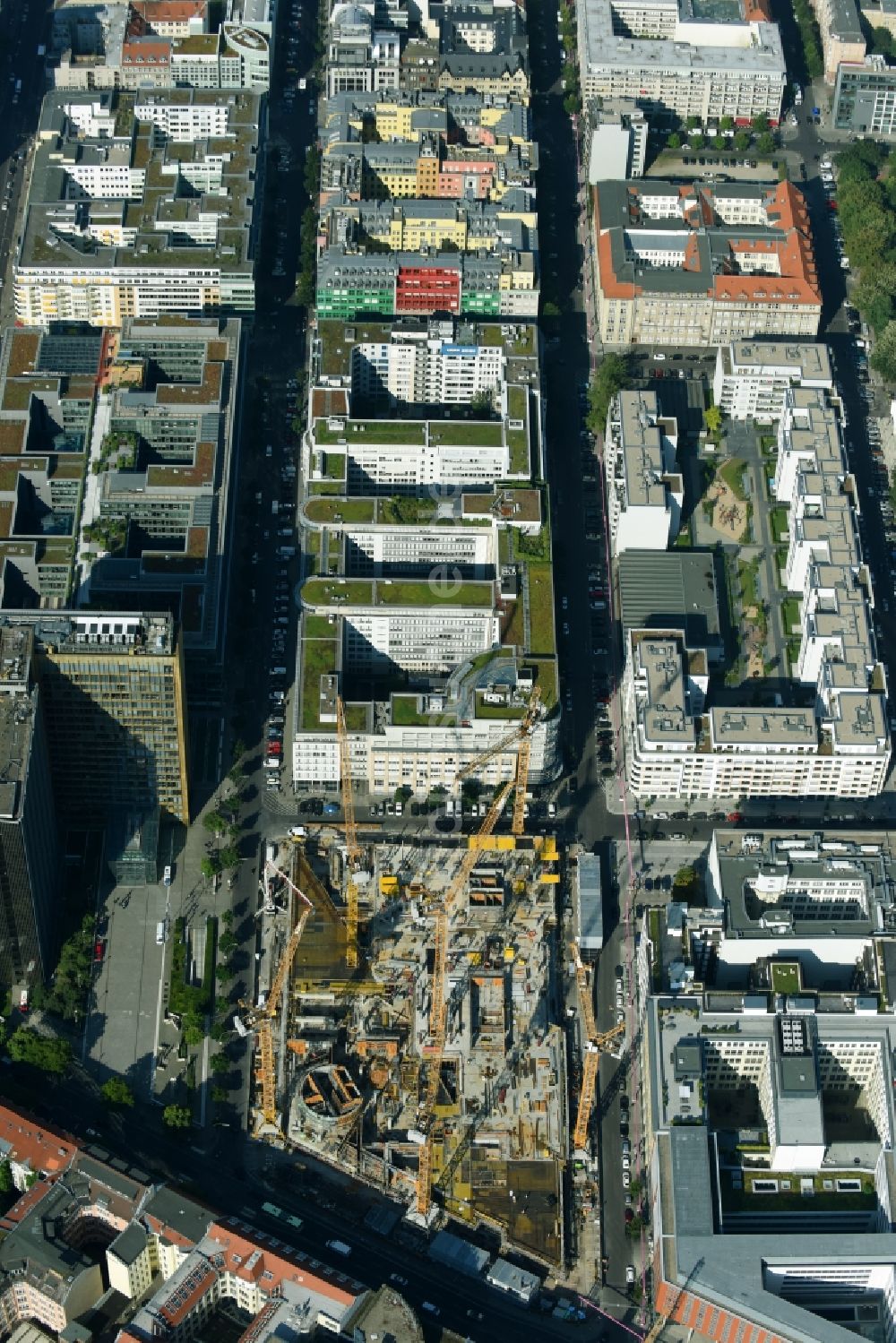 Luftaufnahme Berlin - Baustelle des Neubaus Axel Springer Campus - OMA an der Krausenstraße - Schützenstraße in Berlin