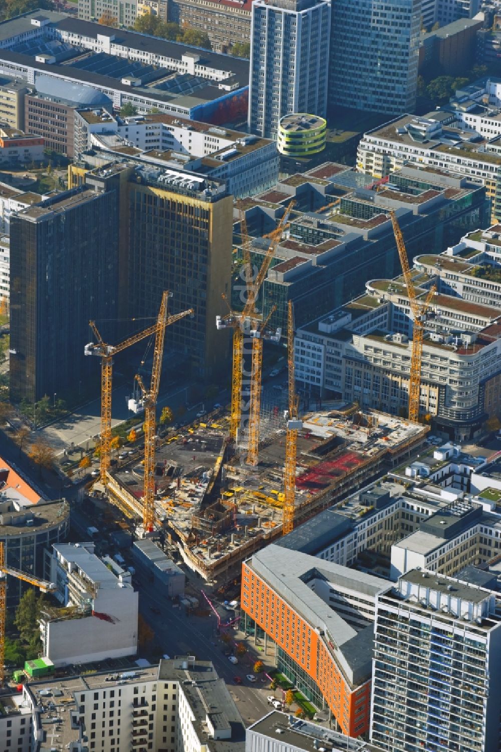 Berlin aus der Vogelperspektive: Baustelle des Neubaus Axel Springer Campus - OMA an der Krausenstraße - Schützenstraße in Berlin