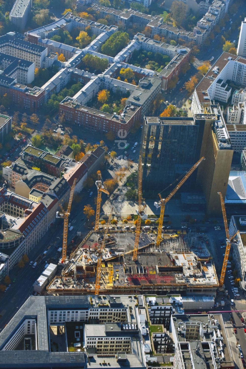 Berlin aus der Vogelperspektive: Baustelle des Neubaus Axel Springer Campus - OMA an der Krausenstraße - Schützenstraße in Berlin