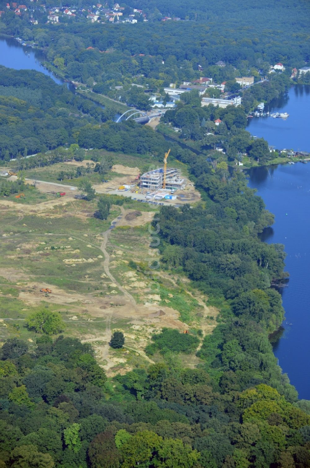 Luftaufnahme Potsdam - Baustelle eines Neubaus auf dem Gelände der ehemaligen grauen Kasernen der russischen Armee in Potsdam im Bundesland Brandenburg