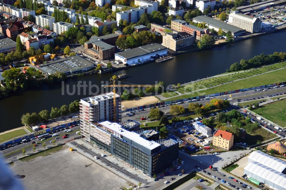 Berlin aus der Vogelperspektive: Baustelle des Neubaus der neuen Deutschlandzentrale des Mercedes-Benz Vertriebs Deutschland auf dem Gelände des Projekts Mediaspree im Bezirk Kreuzberg-Friedrichshain in Berlin