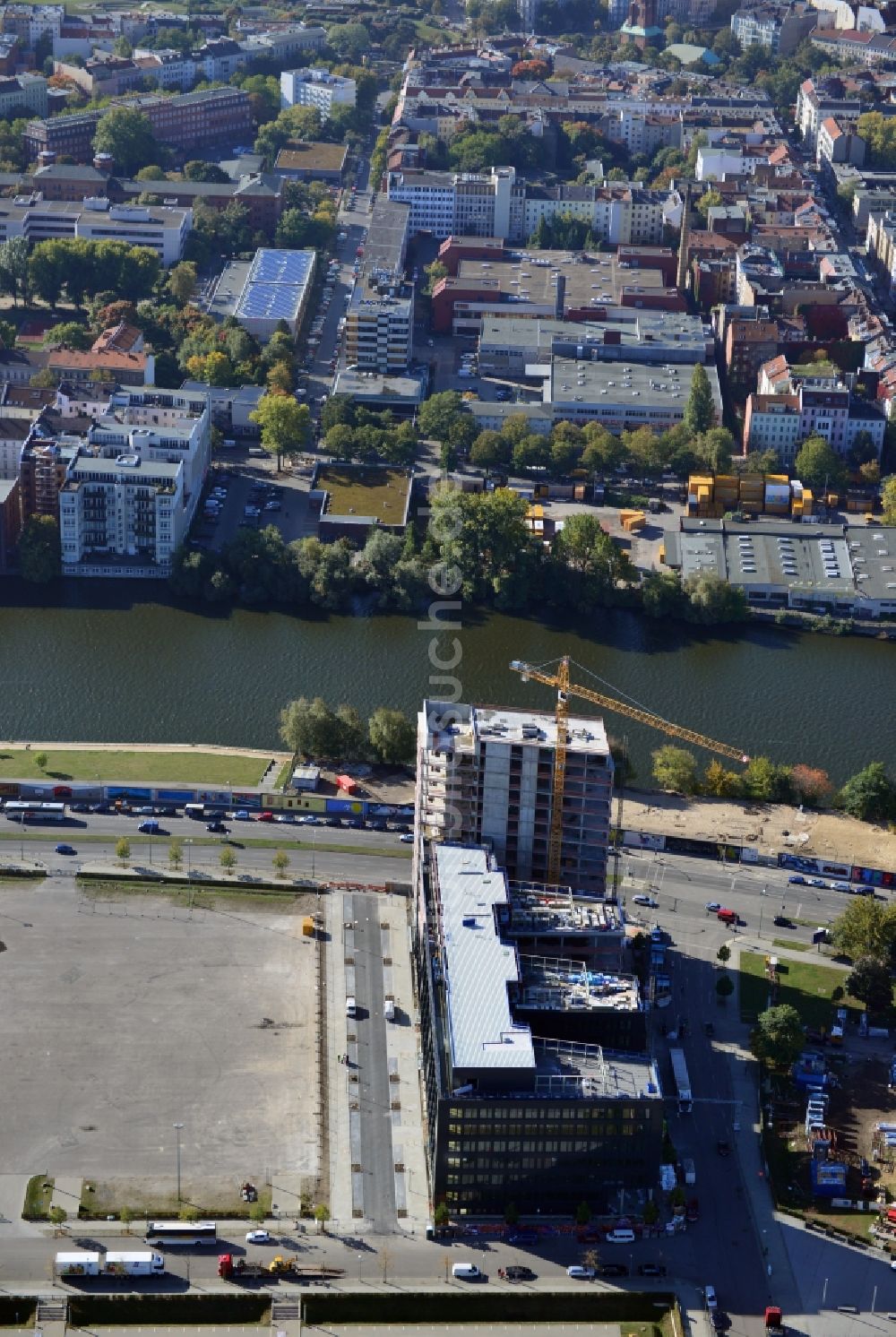 Luftaufnahme Berlin - Baustelle des Neubaus der neuen Deutschlandzentrale des Mercedes-Benz Vertriebs Deutschland auf dem Gelände des Projekts Mediaspree im Bezirk Kreuzberg-Friedrichshain in Berlin