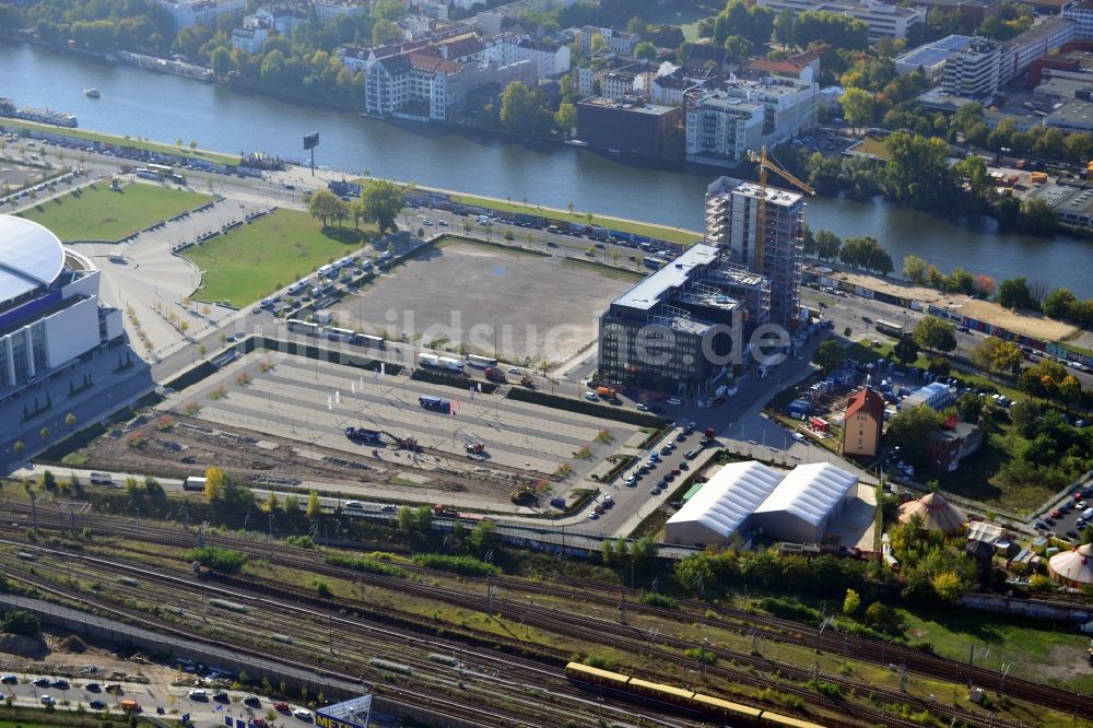 Luftbild Berlin - Baustelle des Neubaus der neuen Deutschlandzentrale des Mercedes-Benz Vertriebs Deutschland auf dem Gelände des Projekts Mediaspree im Bezirk Kreuzberg-Friedrichshain in Berlin