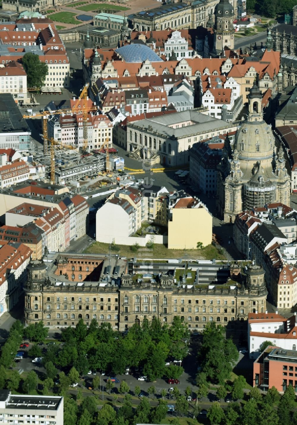 Luftbild Dresden - Baustelle des Neubaus Neumarkt Palais City One an der Frauenkirche in der Altstadt in Dresden im Bundesland Sachsen