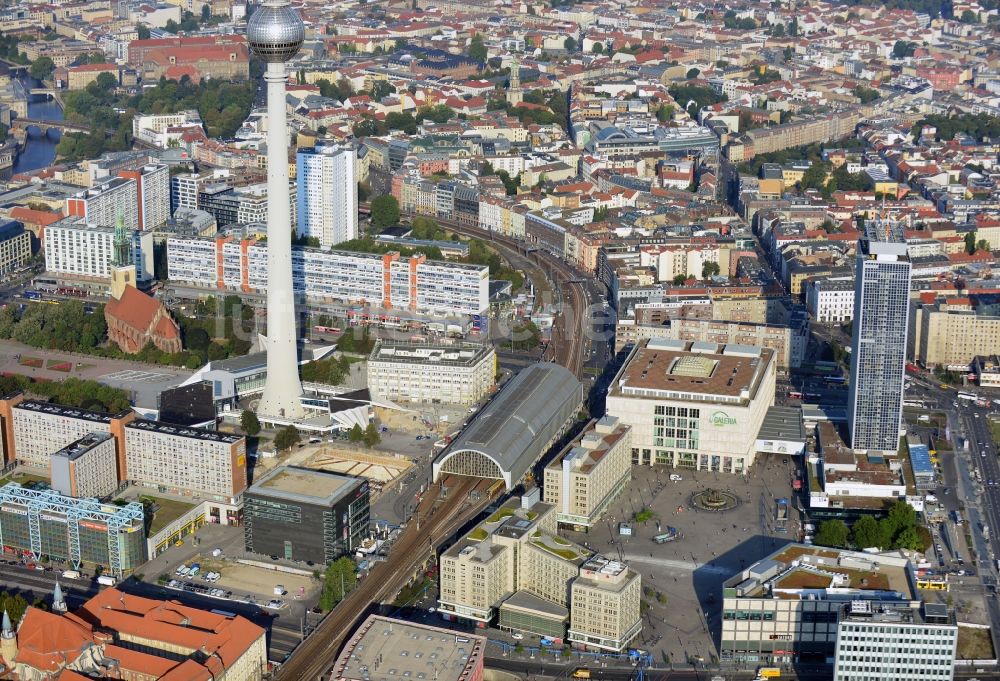 Berlin aus der Vogelperspektive: Baustelle des Neubaus des Wohn- und Geschäftshauses Alea 101 am Alexanderplatz im Bezirk Mitte in Berlin