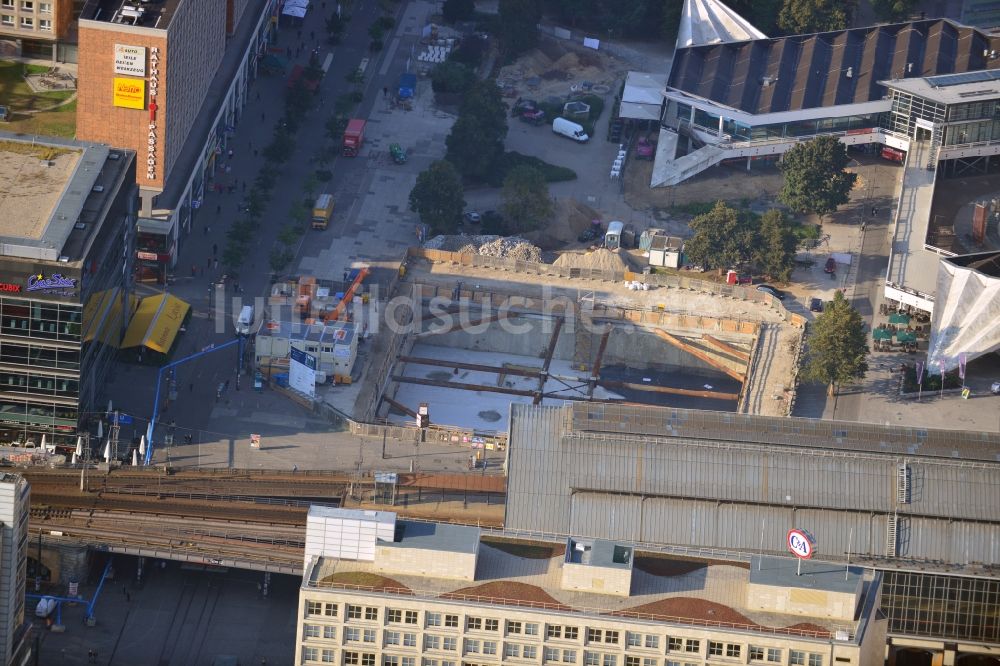 Luftbild Berlin - Baustelle des Neubaus des Wohn- und Geschäftshauses Alea 101 am Alexanderplatz im Bezirk Mitte in Berlin