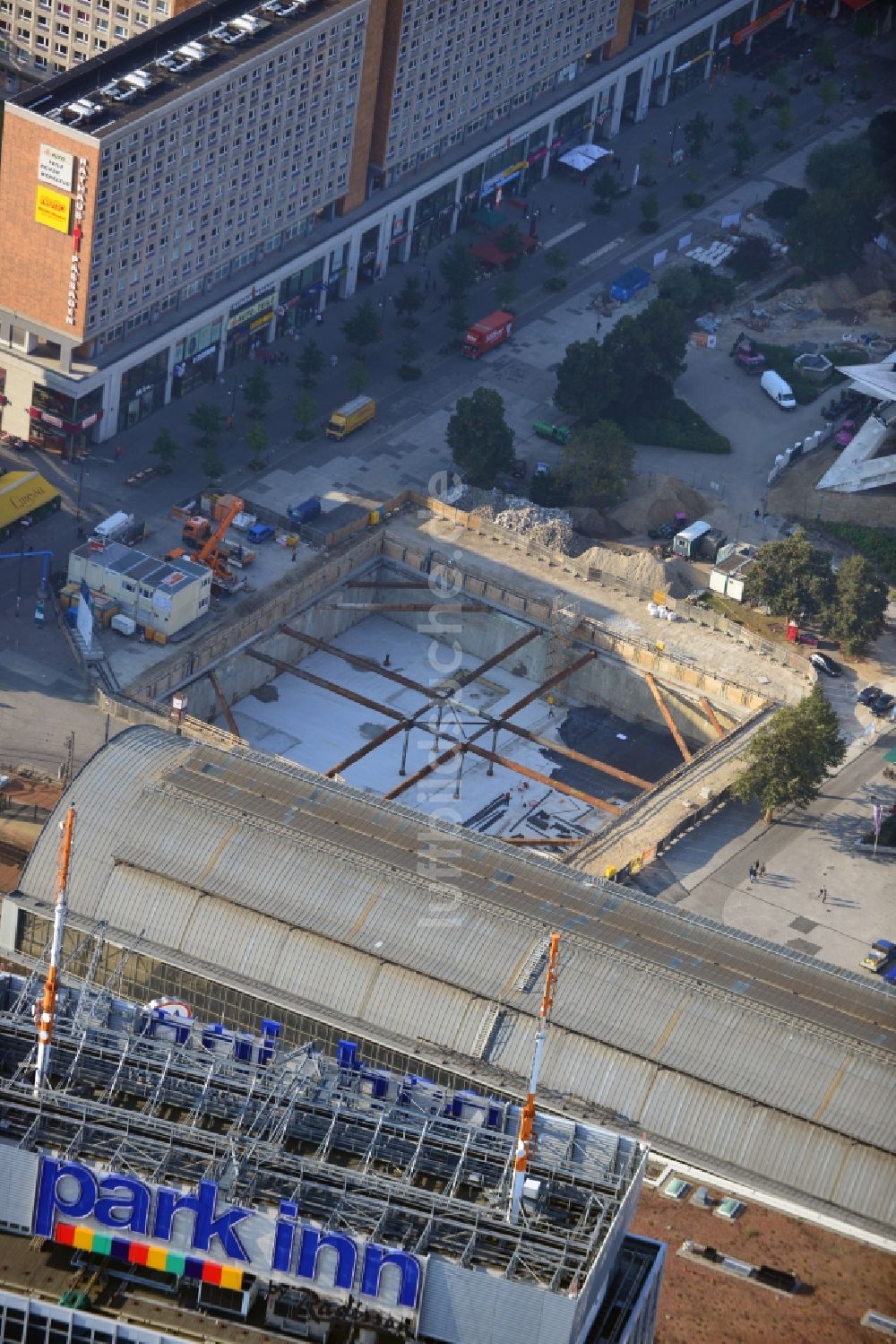 Luftaufnahme Berlin - Baustelle des Neubaus des Wohn- und Geschäftshauses Alea 101 am Alexanderplatz im Bezirk Mitte in Berlin