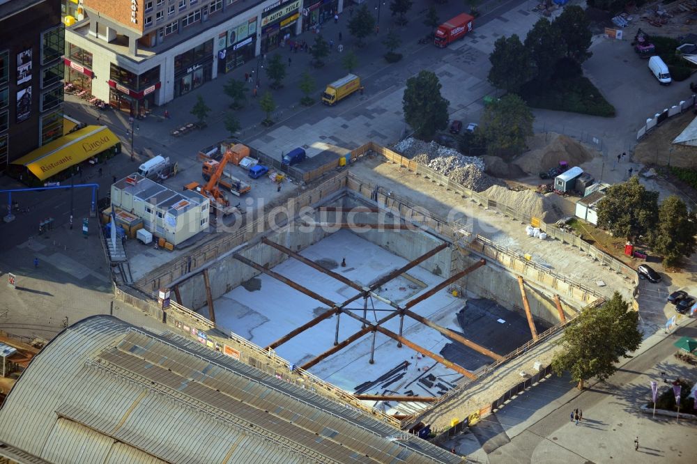 Berlin von oben - Baustelle des Neubaus des Wohn- und Geschäftshauses Alea 101 am Alexanderplatz im Bezirk Mitte in Berlin