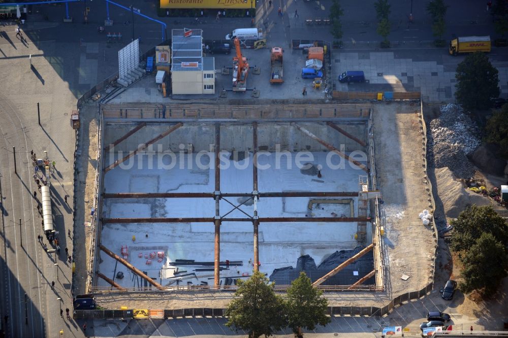 Berlin aus der Vogelperspektive: Baustelle des Neubaus des Wohn- und Geschäftshauses Alea 101 am Alexanderplatz im Bezirk Mitte in Berlin