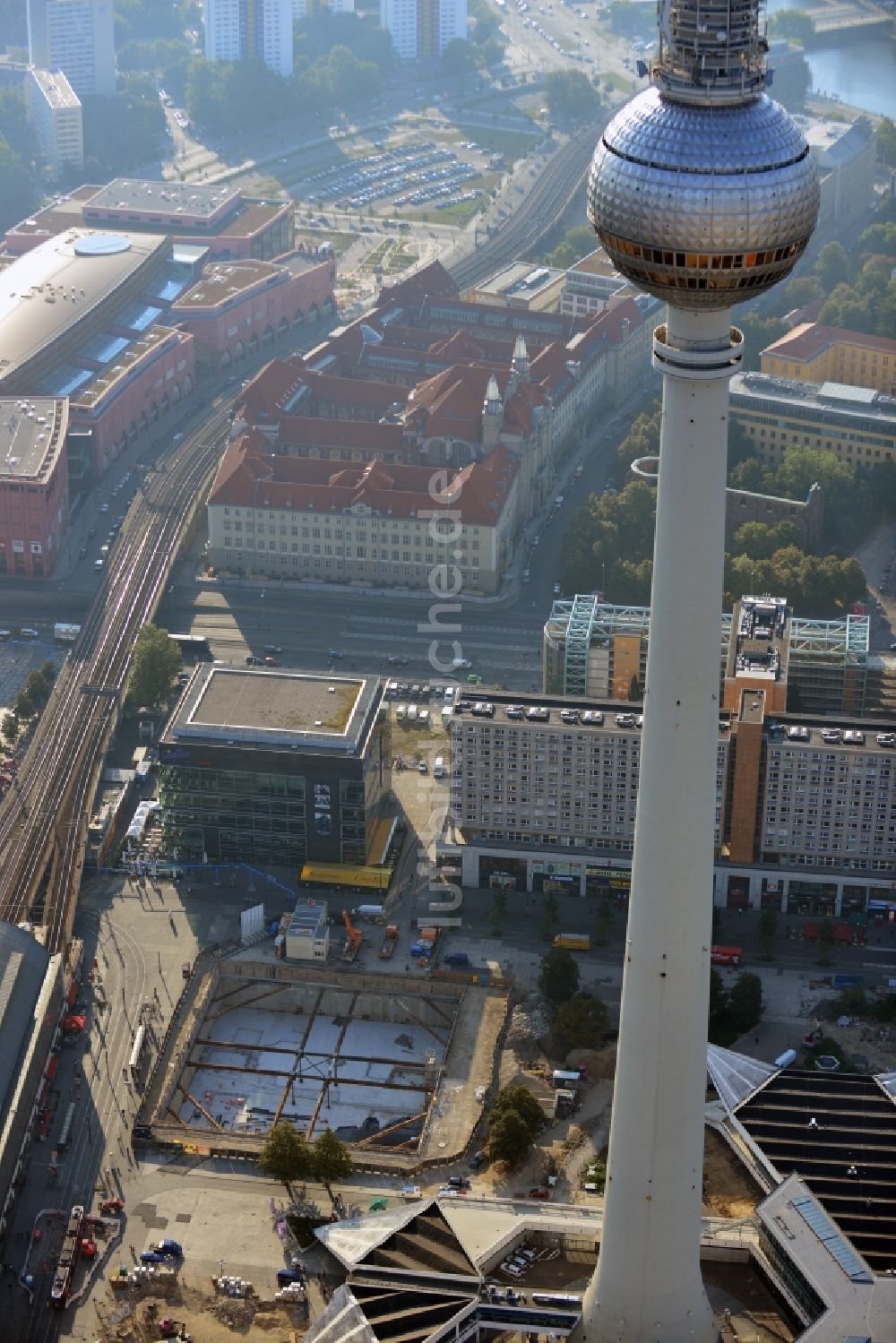 Luftbild Berlin - Baustelle des Neubaus des Wohn- und Geschäftshauses Alea 101 am Alexanderplatz im Bezirk Mitte in Berlin