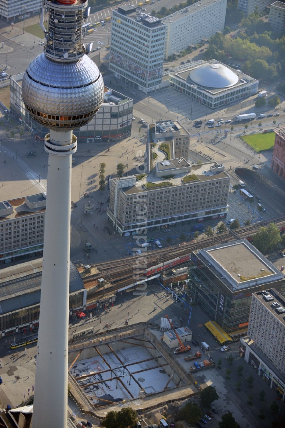 Luftaufnahme Berlin - Baustelle des Neubaus des Wohn- und Geschäftshauses Alea 101 am Alexanderplatz im Bezirk Mitte in Berlin