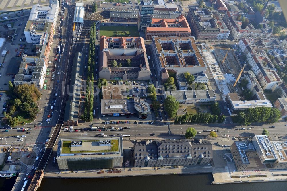 Berlin aus der Vogelperspektive: Baustelle des Neubaus eines Wohnhauses mit Eigentumswohnungen an der Oberbaum City im Ortsteil Friedrichshain in Berlin