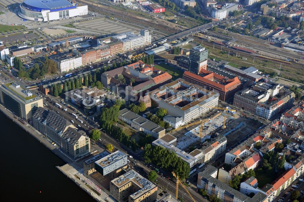 Luftbild Berlin - Baustelle des Neubaus eines Wohnhauses mit Eigentumswohnungen an der Oberbaum City im Ortsteil Friedrichshain in Berlin