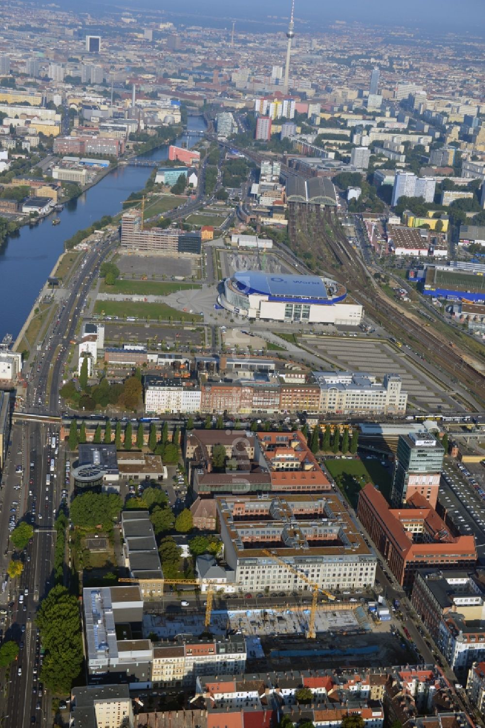 Luftaufnahme Berlin - Baustelle des Neubaus eines Wohnhauses mit Eigentumswohnungen an der Oberbaum City im Ortsteil Friedrichshain in Berlin