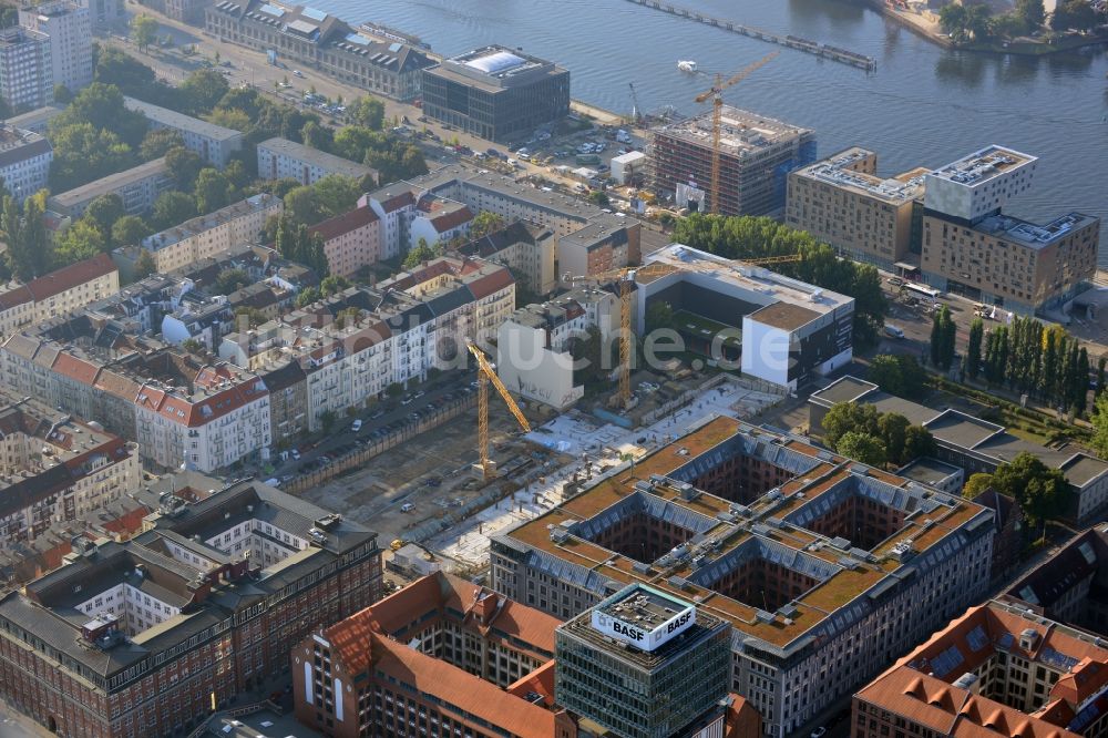 Luftaufnahme Berlin - Baustelle des Neubaus eines Wohnhauses mit Eigentumswohnungen an der Oberbaum City im Ortsteil Friedrichshain in Berlin