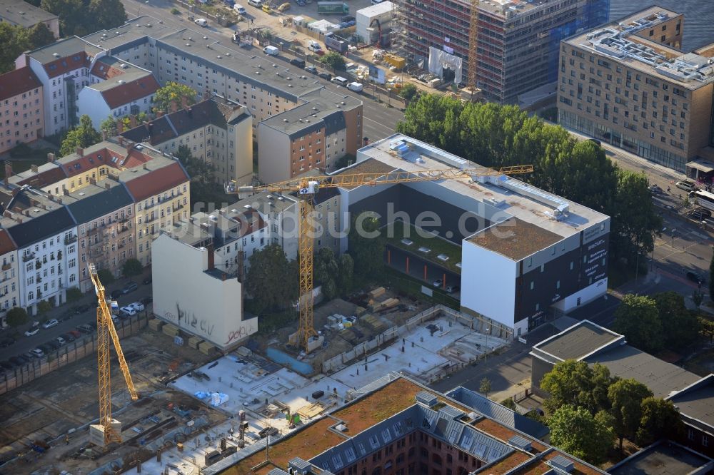 Berlin von oben - Baustelle des Neubaus eines Wohnhauses mit Eigentumswohnungen an der Oberbaum City im Ortsteil Friedrichshain in Berlin