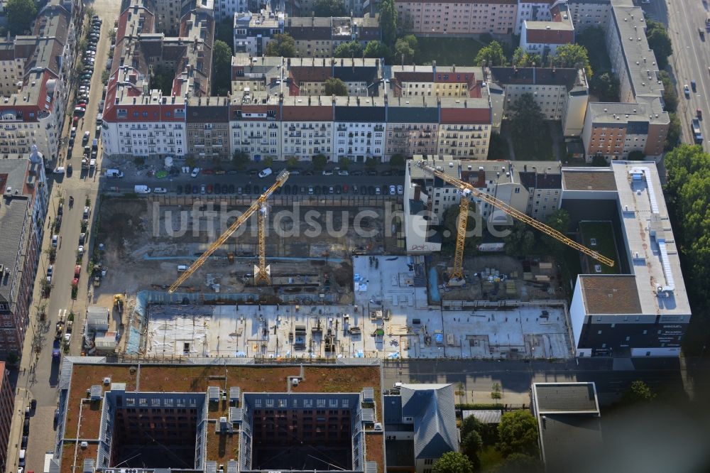 Berlin aus der Vogelperspektive: Baustelle des Neubaus eines Wohnhauses mit Eigentumswohnungen an der Oberbaum City im Ortsteil Friedrichshain in Berlin