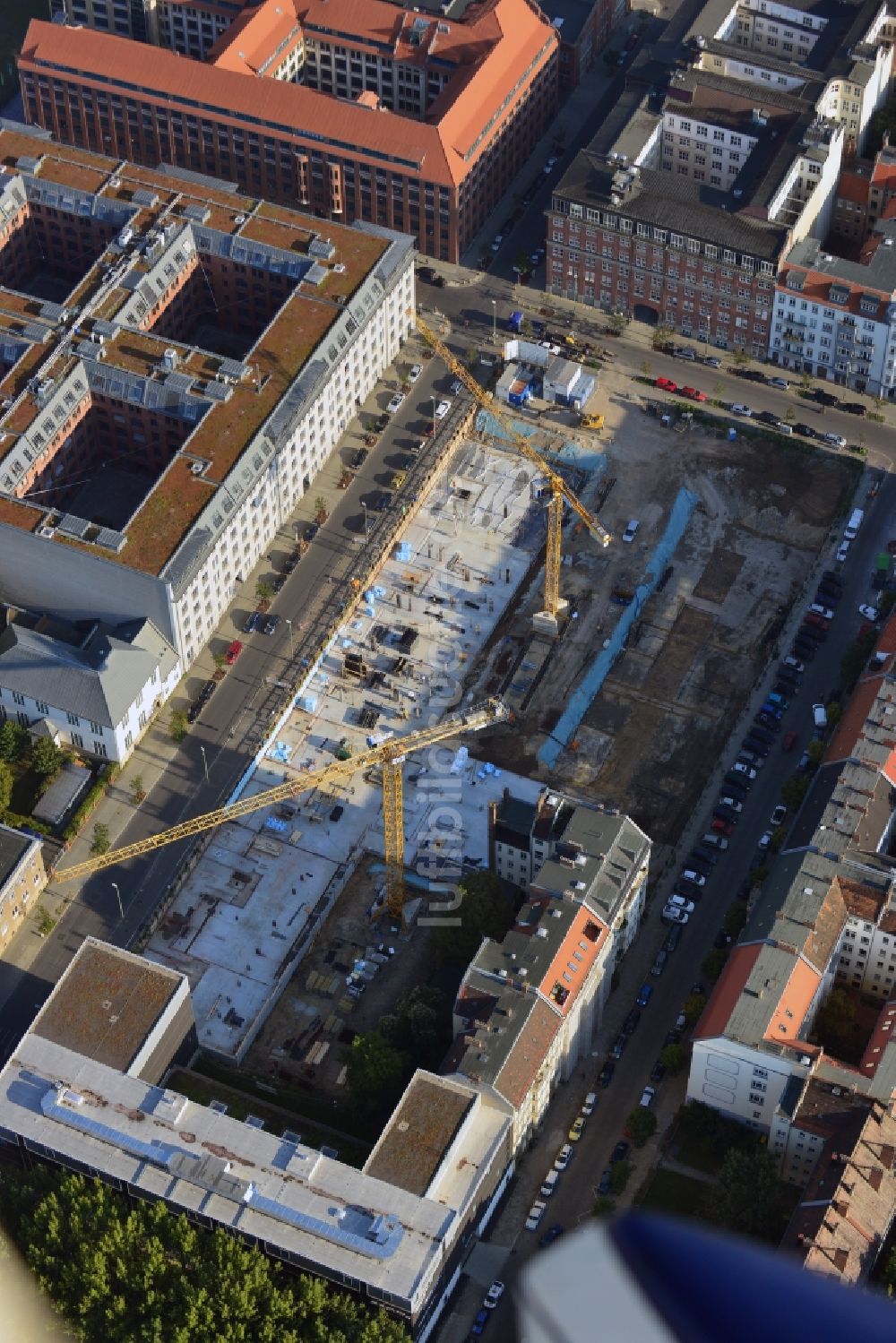 Luftbild Berlin - Baustelle des Neubaus eines Wohnhauses mit Eigentumswohnungen an der Oberbaum City im Ortsteil Friedrichshain in Berlin