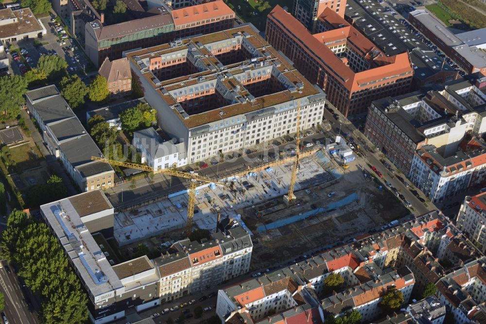 Luftaufnahme Berlin - Baustelle des Neubaus eines Wohnhauses mit Eigentumswohnungen an der Oberbaum City im Ortsteil Friedrichshain in Berlin