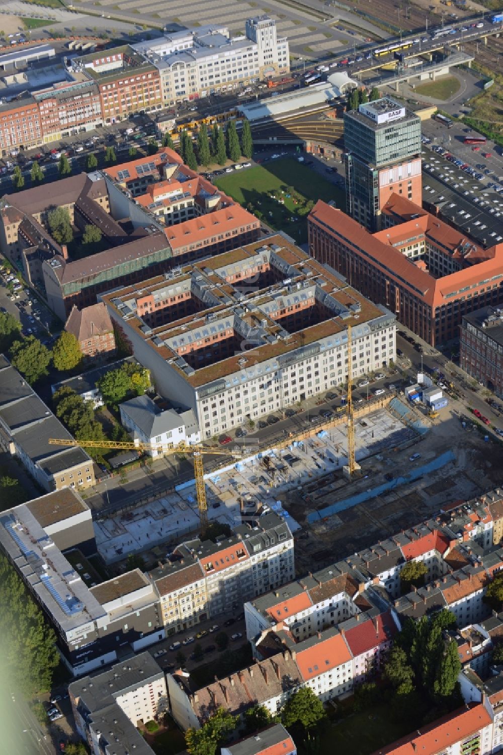 Berlin von oben - Baustelle des Neubaus eines Wohnhauses mit Eigentumswohnungen an der Oberbaum City im Ortsteil Friedrichshain in Berlin