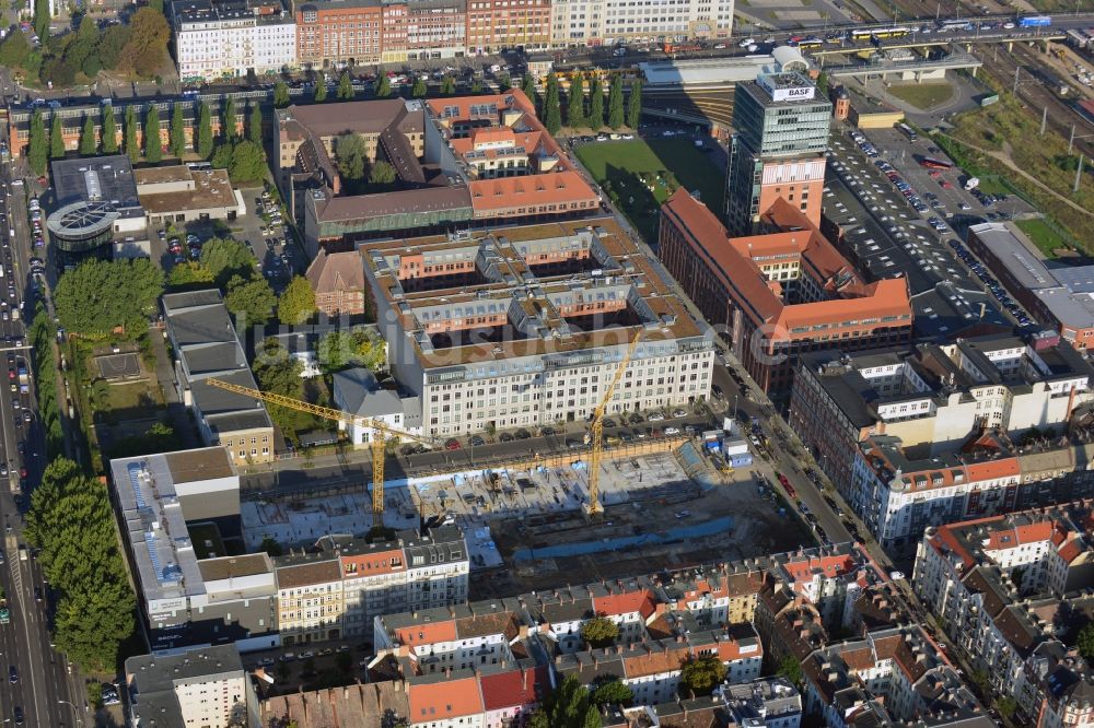 Berlin aus der Vogelperspektive: Baustelle des Neubaus eines Wohnhauses mit Eigentumswohnungen an der Oberbaum City im Ortsteil Friedrichshain in Berlin