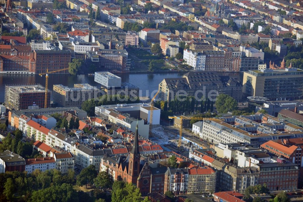 Luftbild Berlin - Baustelle des Neubaus eines Wohnhauses mit Eigentumswohnungen an der Oberbaum City im Ortsteil Friedrichshain in Berlin